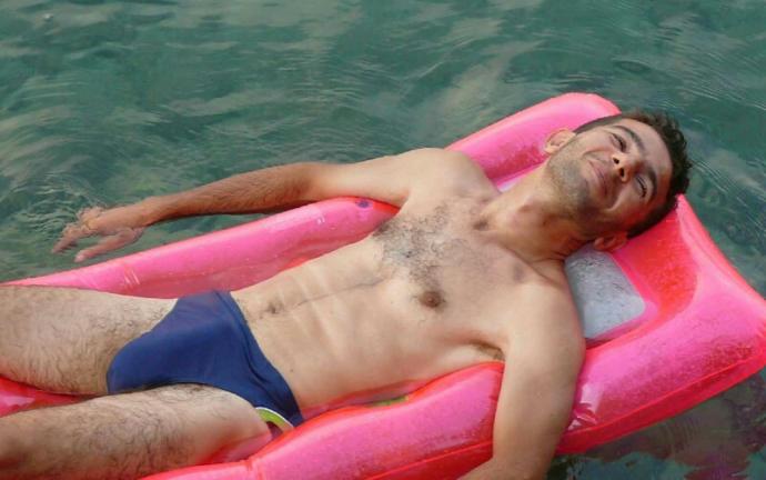 Deniz sezonu açıldı: Slip mi, şort mu? Hangisi erkeklere daha çok yakışıyor?