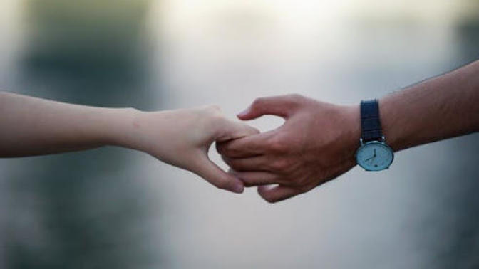 Sevgilinizin elini tutar mısınız? El ele tutuşmanın sizin hayatınızda anlamı nedir?