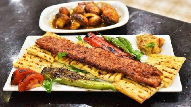 Sizin orada Adana Kebabının yanında pilav servis ediliyor mu?