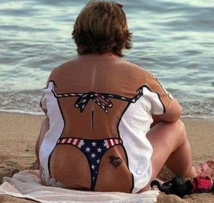 Plajda dikkatinizi çeken ve bikini giyen kadının, aslında T-shirt giydiğini fark edince, tepkiniz ne olurdu?