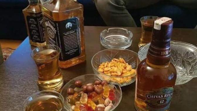 Herkese yetecek kadar viskiy miz var 🙂 kim şu an bu ortamda olmak isterdi?