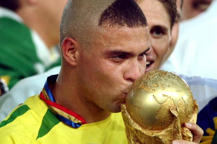 2002 Dünya Kupası'nı Brezilya kazanmış ve Ronaldo kupayı öpüyor :) ( Turnuvanın en golcü futbolcusu )