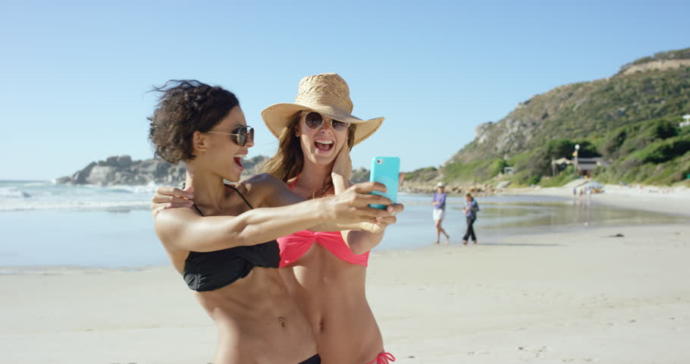 Kolları kıllı olıp askılı giyen kızlar mı daha iticidir, yoksa göbeği kıllı olup bikini giyen kızlar mı?