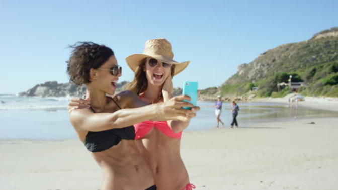 Kolları kıllı olıp askılı giyen kızlar mı daha iticidir, yoksa göbeği kıllı olup bikini giyen kızlar mı?