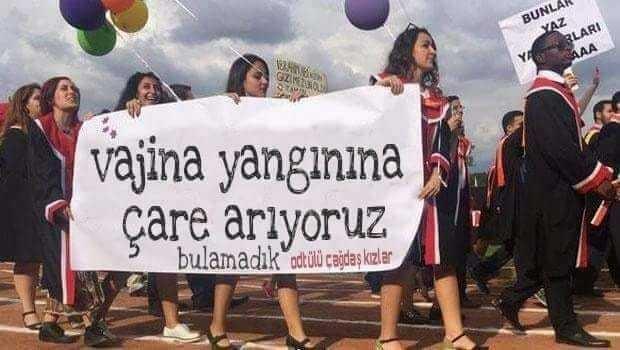 Bu ODTÜ mükemmel bir üniversite lakin mezuniyet töreni geçişlerin de cok saçma yazilar paylaşmalarının sebebi Sizce ne?