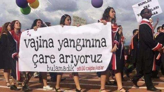 Bu ODTÜ mükemmel bir üniversite lakin mezuniyet töreni geçişlerin de cok saçma yazilar paylaşmalarının sebebi Sizce ne?