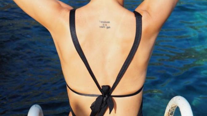 Bikini mayo giyen açık bir eş mi? Haşema giyen kapalı bir eş mi istersiniz?