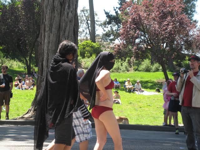 Makyajli dar giyinen türbanlılar denize nasıl giriyor?