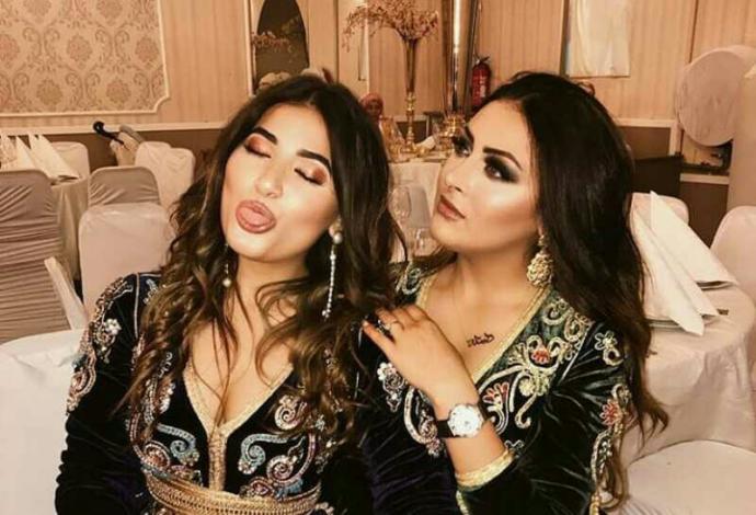 Böyle dil çıkaran kızlar hoşunuza gidiyor mu?