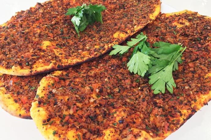 Lahmacun-Ayran mı, Lahmacun-Kola mı yoksa Lahmacun-Çay mı🤔Veya Lahmacun'u hangi içecekle içersiniz?👀?
