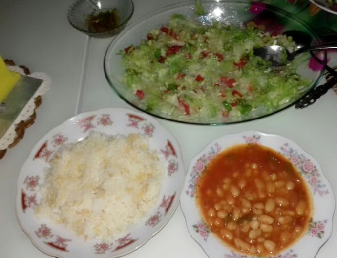 Kuru fasulye, pilav ve salata üçlüsünü seven var mı?