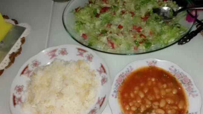 Kuru fasulye, pilav ve salata üçlüsünü seven var mı?