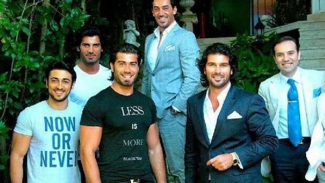 Adnan Oktar'ın erkek müridleri çok yakışıklı değiller mi?