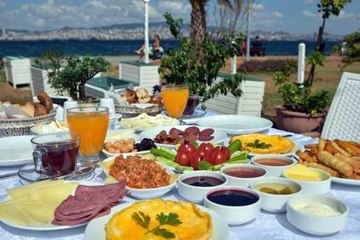Kahvaltı sofrasında