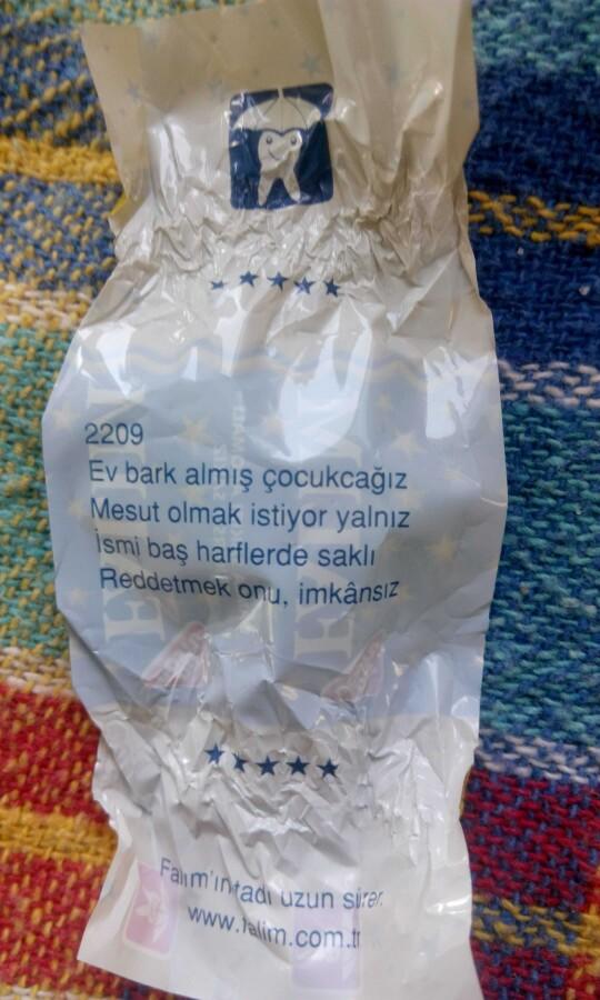 Bu falım sakızındaki yazıları yazanlar ne yaşamışlar bu kadar?