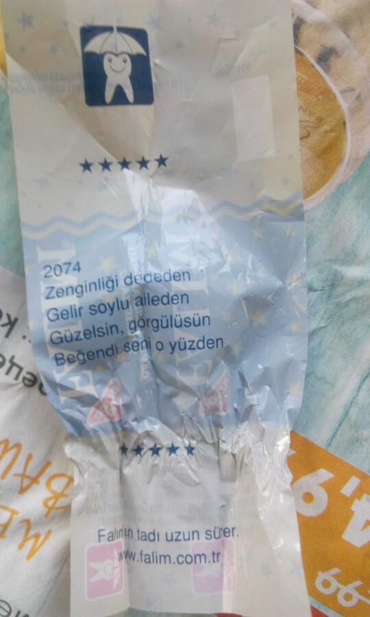 Bu falım sakızındaki yazıları yazanlar ne yaşamışlar bu kadar?