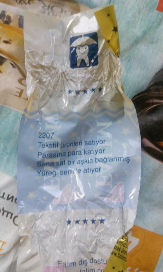 Bu falım sakızındaki yazıları yazanlar ne yaşamışlar bu kadar?