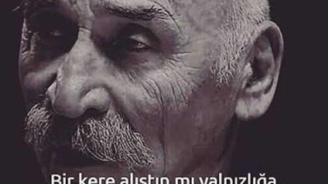 İnsan bir kere alışınca yalnızlığa, Her kafasını bozana yol mu verir?