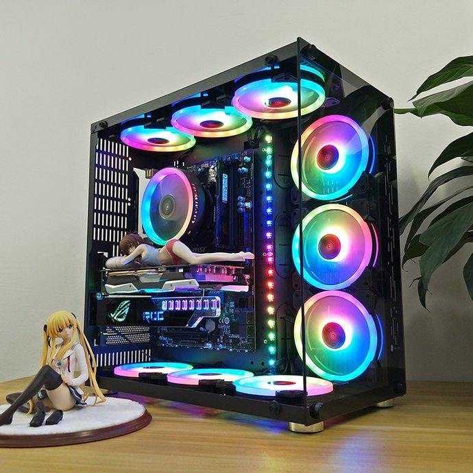 Gamerların en sevdiğinden, renkli soğutucu fanlar ile sarılmış harika bir gamer bilgisayar