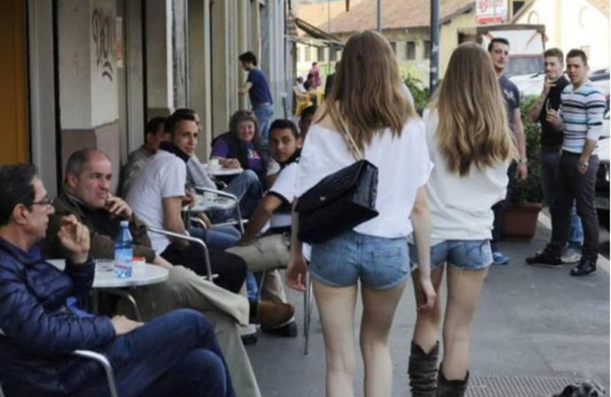 Erkekler neden tanımadıkları kadınların kalçalarına bakar (görselli)?