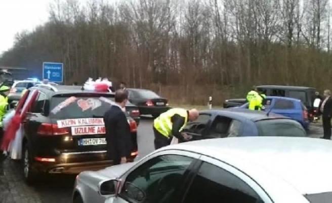 Sizce düğün konvoylarının yolu kapatıp yolda oynamaları doğru mu?