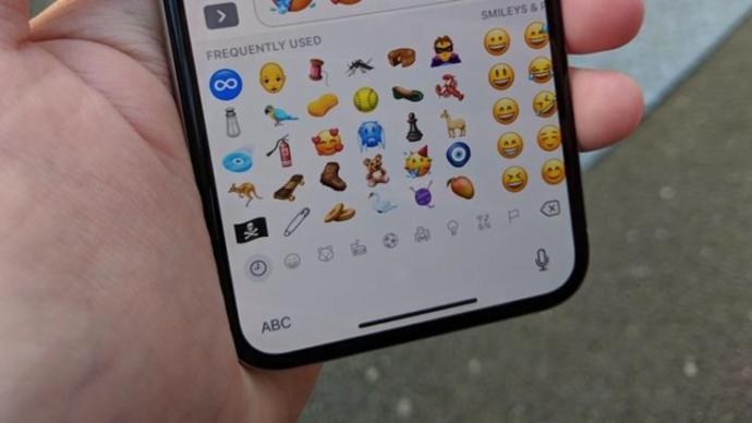 Akıllı telefon kullanıcılarının talepleri üzerine yeni emojiler, Unicode Consortium tarafından telefonlara ekleniyor. Yeni duyurulan emojiler arasında nazar boncuğu da var. Unicode Consortium, her yıl düzenli olarak yayınladığı yeni emoji listesini açıkladı. 2018 yılı için hazırlanan yeni listede 157 yeni emoji bulunuyor. Bu yeni emojilerle birlikte, toplam kabul edilmiş emoji sayısı 2.823'e kadar yükseldi. Emoji 11.0 bugün son şeklini aldı ve akıllı telefon mesajlaşmalarında yakında görmeye başlayacağımız yeni emojiler gün yüzüne çıktı. Yeni emojiler arasında kızıl saçlılar, kıvırcık saçlar, süper kahramanlar, sonsuzluk, kanguru ve nazar boncuğu gibi emojiler yer alıyor. Kullanıcılar, 2018 yılının ikinci yarısında telefonlarında bu yeni emojileri görmeye başlayacaklar. İşte yeni emojilerden bazıları;