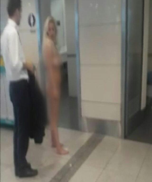 Atatürk Havalimanı nda çıplak turist?