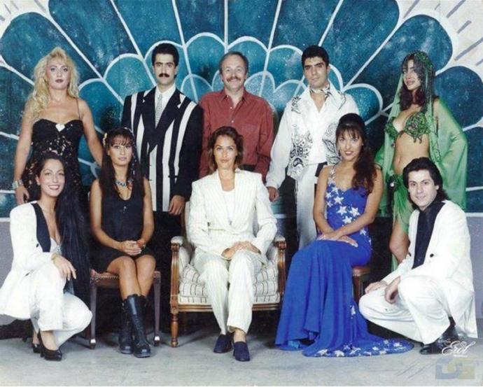 Mahsun Kırmızıgül, Kamil Sönmez, Özcan Deniz, Nalan, Hülya Avşar, Demet Akalın ve Tanyeli 1994 yılında çekilen fotoğraftaki ünlüler.