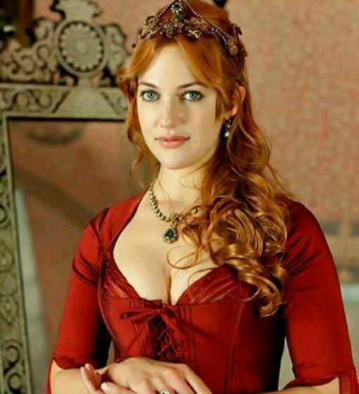 Meryem Uzerli'nin yeni imajı beğenilmedi! Sizce Meryem Uzerli'ye sarı saç mı, yoksa siyah saç mı yakışıyor?