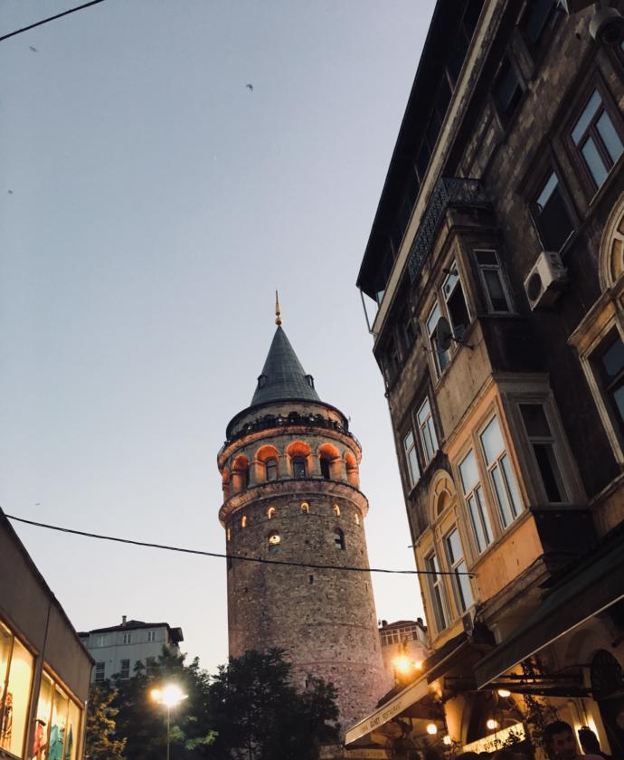 Galata’ya ilk kiminle çıkarsan onunla evlenirmişsin. Daha önce Galata Kulesi’ne çıkan oldu mu?