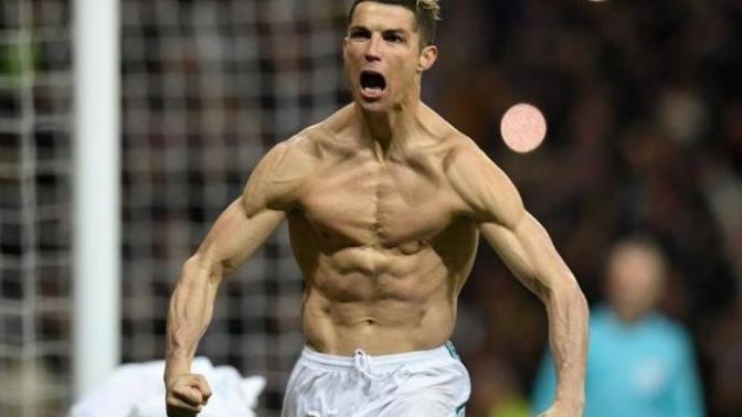 Cristiano Ronaldo'nun vücudu nasıl olmuş sizce, güzel görünüyor mu yoksa abartmış mı (Foto detayda)?