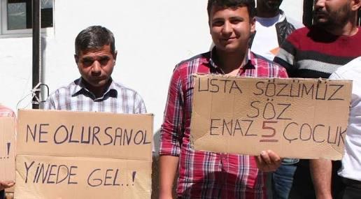Bence erkeklerdir, kadınlar genelde evlenmek istemediğinden evlenmiyor tehehe 😈😎😁