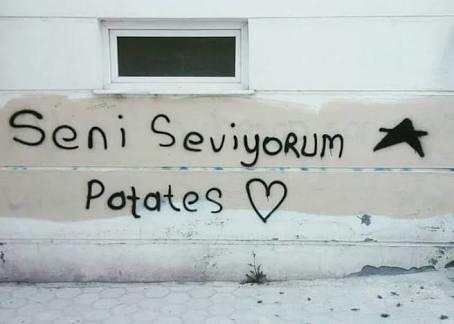 Aşkını duvarlara yazan daha çok seviyordur, kalbine kazıyan mı?