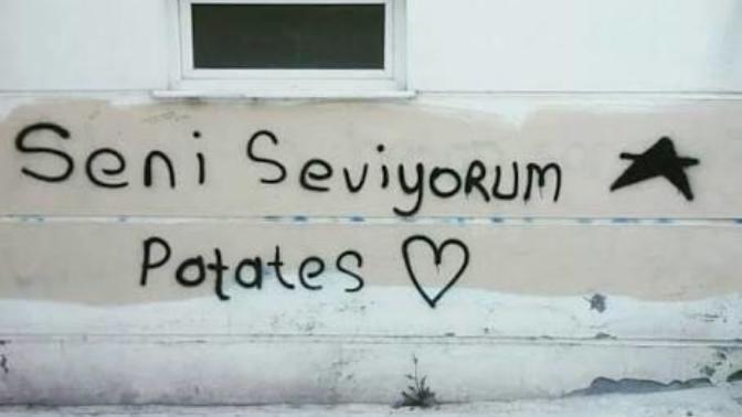 Aşkını duvarlara yazan daha çok seviyordur, kalbine kazıyan mı?