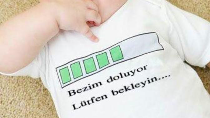 Sizce bebeklerin bezini değiştirip altını temizlemek ulu orta yerlerde yapılmalı mı?