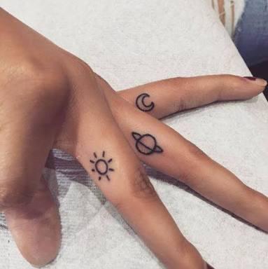 Parmaklara yapılan minimal dövmeleri nasıl buluyorsunuz, erkeğe yakışır mı?
