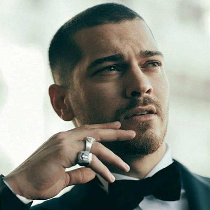 Hangi tarz yüzük almalıyım yardımcı olun lütfen . Çağatay Ulusoy tarzı mı ? Boran Kuzum tarzı mı ?