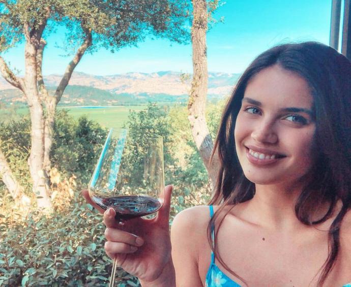 Sara Sampaio sizce güzel mi?