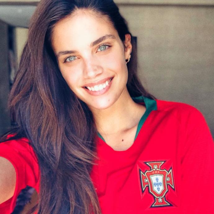 Sara Sampaio sizce güzel mi?