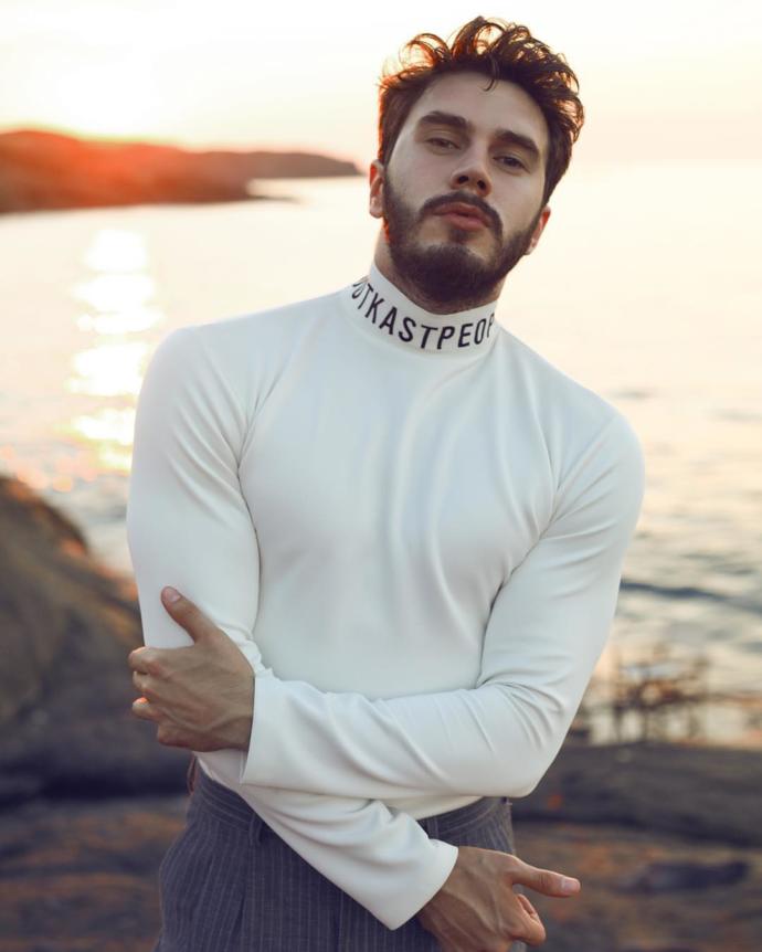 En son Mehmetçik dizisinde gördüğümüz aktör İsmail Ege Şaşmaz bence meslektaşı Kerem Bürsin'den daha seksi ve yakışıklı. Sizce?