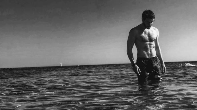 En son Mehmetçik dizisinde gördüğümüz aktör İsmail Ege Şaşmaz bence meslektaşı Kerem Bürsin'den daha seksi ve yakışıklı. Sizce?