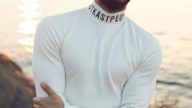 En son Mehmetçik dizisinde gördüğümüz aktör İsmail Ege Şaşmaz bence meslektaşı Kerem Bürsin'den daha seksi ve yakışıklı. Sizce?