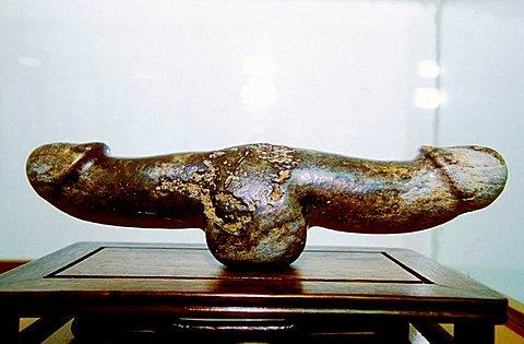 İlk dildo bundan yaklaşık 32 bin sene önce silt taşından yapılmış. Sizce o günden bu güne ne değişti?