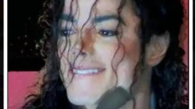 Michael Jackson bu saçlar ve bakışlarla ne kadar muhteşem göründüğünün farkında mısın😍💖?