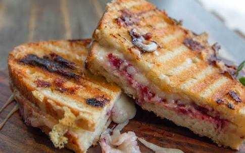 Sizce dans mı? Tost mu?