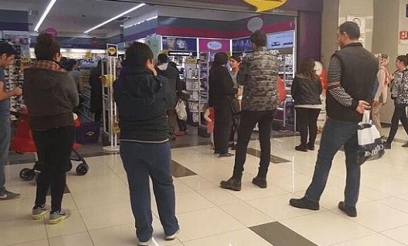 Tatil fotoğrafları çeken erkek ve Gratis alışverişi sırasında dışarıda bekleyen erkek kapışsa hangisi alır?