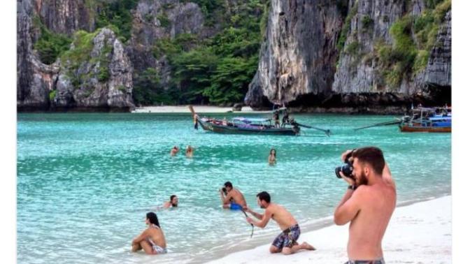 Tatil fotoğrafları çeken erkek ve Gratis alışverişi sırasında dışarıda bekleyen erkek kapışsa hangisi alır?