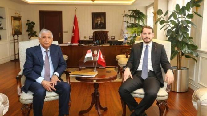 Erkeklerin fiziksel cazibesinde oturuş biçimleri büyük önem taşır. Sizce hangisinin oturuşu daha seksi ve karizmatik?