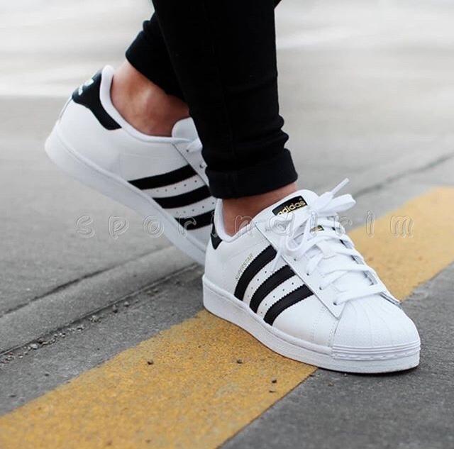 Adidas Süperstar’ın modası artık geçti mi? “Artık görmekten bıktım” dediğiniz  bir  model mi oldu, yoksa hala çok mu beğeniyorsunuz?