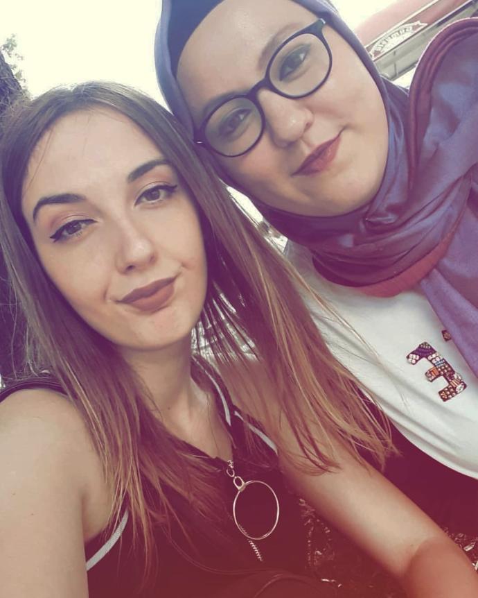 Acik sacli benim sizce yasim kac?